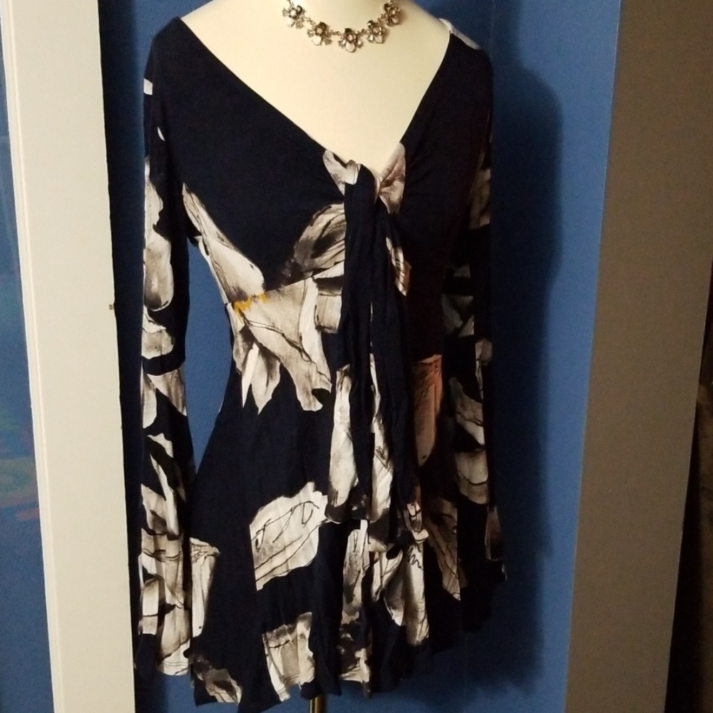 Ladies Medium floral top.